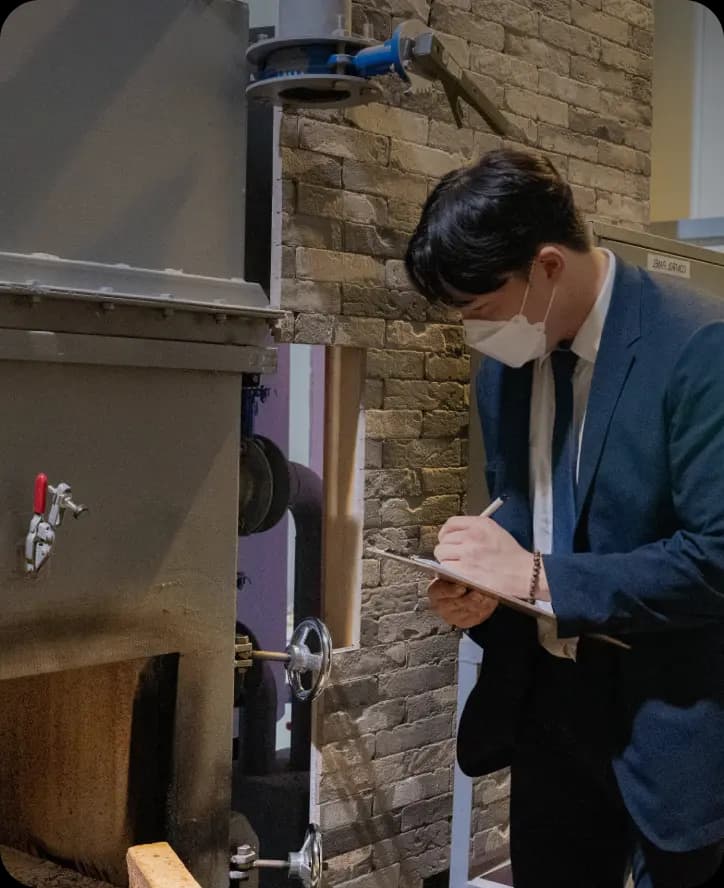 장례 시설을 직접 점검하는 펫나잇 담당자
